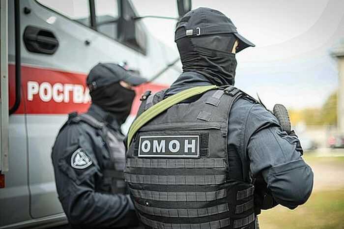 Четверо сотрудников миграционной службы Красноярска арестованы за незаконную торговлю конфиденциальной информацией