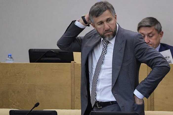 Как сесть за 9 миллиардов "в долг": поверенный депутата Аникеева попал в тюрьму в Баку