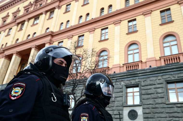 Силовики ворвались к правозащитнице Елене Поповой с топором — обыск и задержания