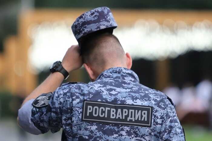 Росгвардеец угрожал женщине оружием при попытке усмирить дебоширов в Хабаровске