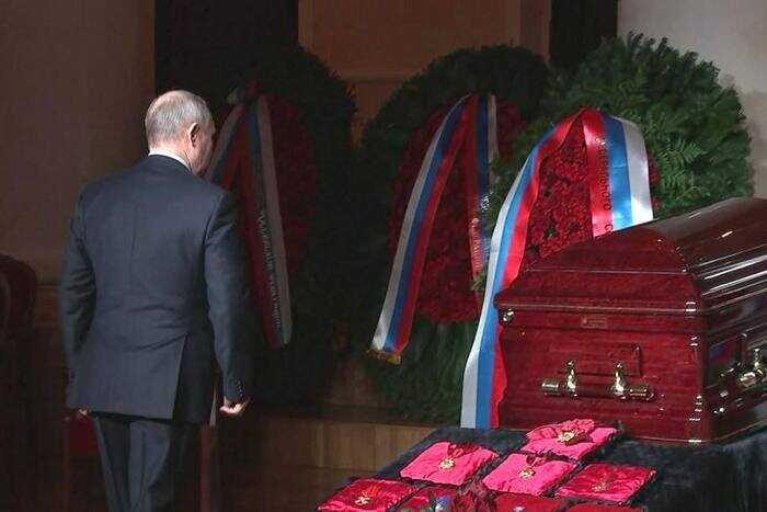 «Венок от Путина» не доехал: как прошли похороны министра транспорта