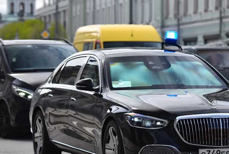 Операция с эвакуатором: неизвестные в камуфляже похитили людей и вещи из Maybach