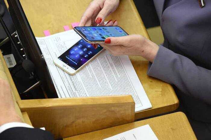 Айфон в руках народного избранника и «государственный смартфон» в словах: новая цифровая политика Госдумы